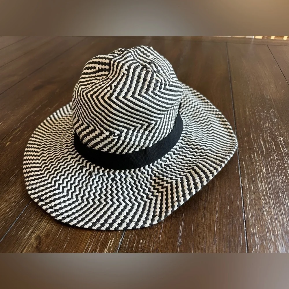 Scoop round hat